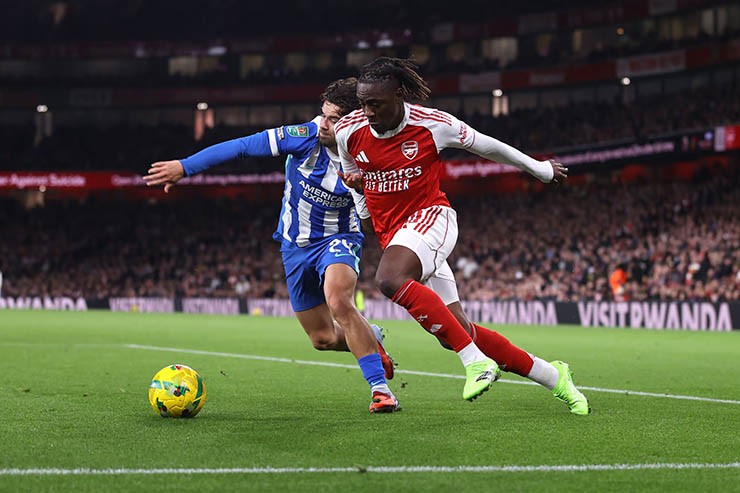 Arsenal (áo đỏ trắng) mới đây đã hạ đẹp Brighton