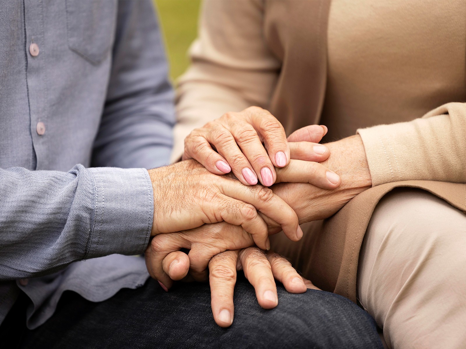 Người cao tuổi đối mặt nhiều nguy cơ sức khỏe từ bệnh nền. *Ảnh: minh họa