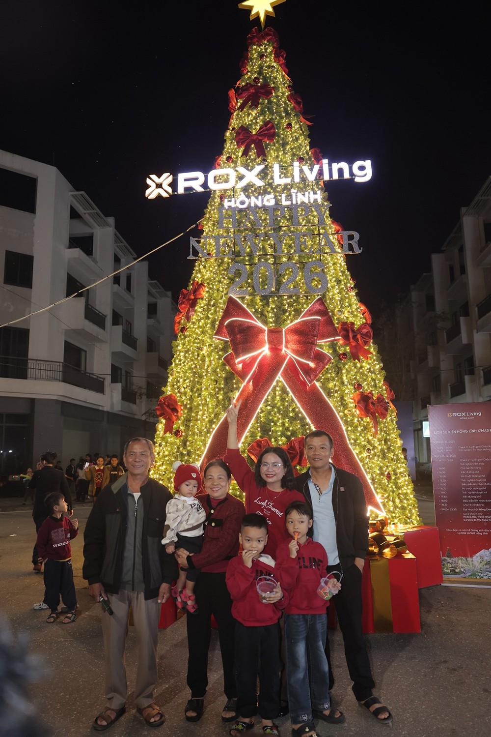 Cây thông Noel lớn đặt tại trung tâm khu đô thị nhanh chóng trở thành điểm hội tụ của các gia đình và giới trẻ. Đây cũng là “trục thị giác” chính, góp phần định hình bản sắc lễ hội cho toàn bộ không gian sự kiện.