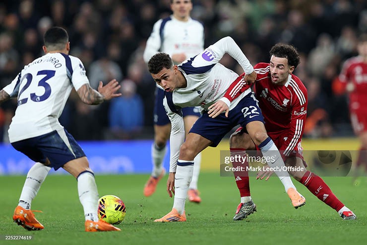Kết quả thi đấu bết bát khiến Tottenham (áo trắng) phải bạo chi trong tháng 1