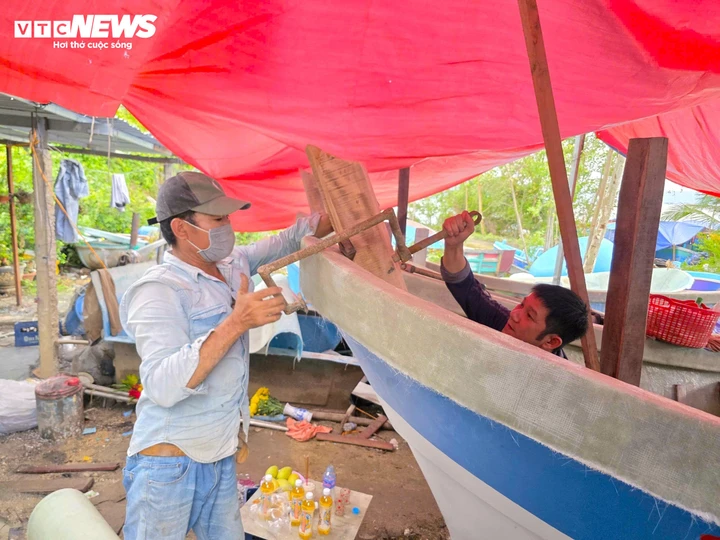 Tại xưởng đóng tàu composite của ông Hồ Quanh Thanh (48 tuổi, phường Sông Cầu), tàu mới và tàu cũ bị hư hỏng do bão liên tục được đưa vào sửa chữa.&nbsp;“Mỗi đợt chỉ làm được khoảng 10 chiếc, tùy mức độ hư hỏng. Nhanh thì 3 ngày, chậm có khi gần 2 tuần. Bà con ai cũng mong tàu được sửa sớm để có phương tiện ra vào lồng bè”, ông Thanh nói.