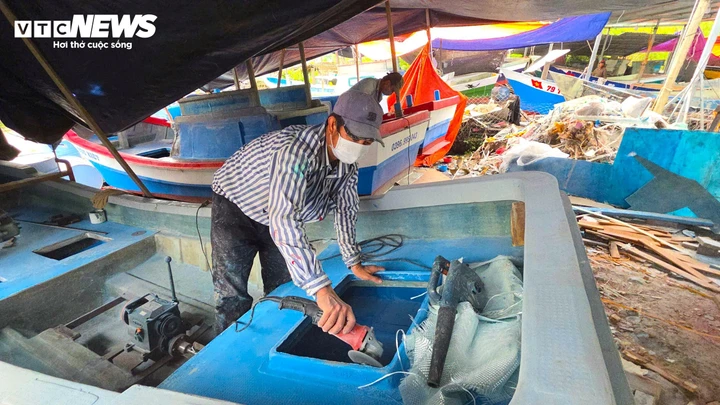 Theo người dân, giá nguyên vật liệu đóng bè đều tăng mạnh, mỗi lồng bè mới ước tốn khoảng 25–30 triệu đồng. Tiền lồng bè, con giống và thức ăn đang là gánh nặng lớn đối với các hộ nuôi tôm hùm tại phường Sông Cầu và Xuân Đài.