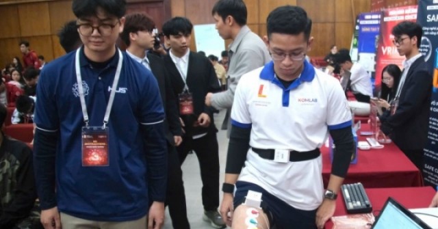 Sinh viên sáng chế hệ thống phục hồi cho người đột quỵ giá 100 triệu đồng