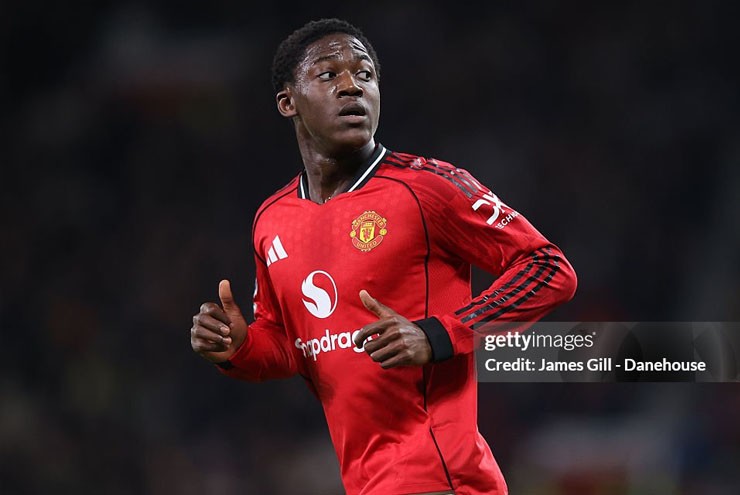 Mainoo khó lòng rời sân Old Trafford