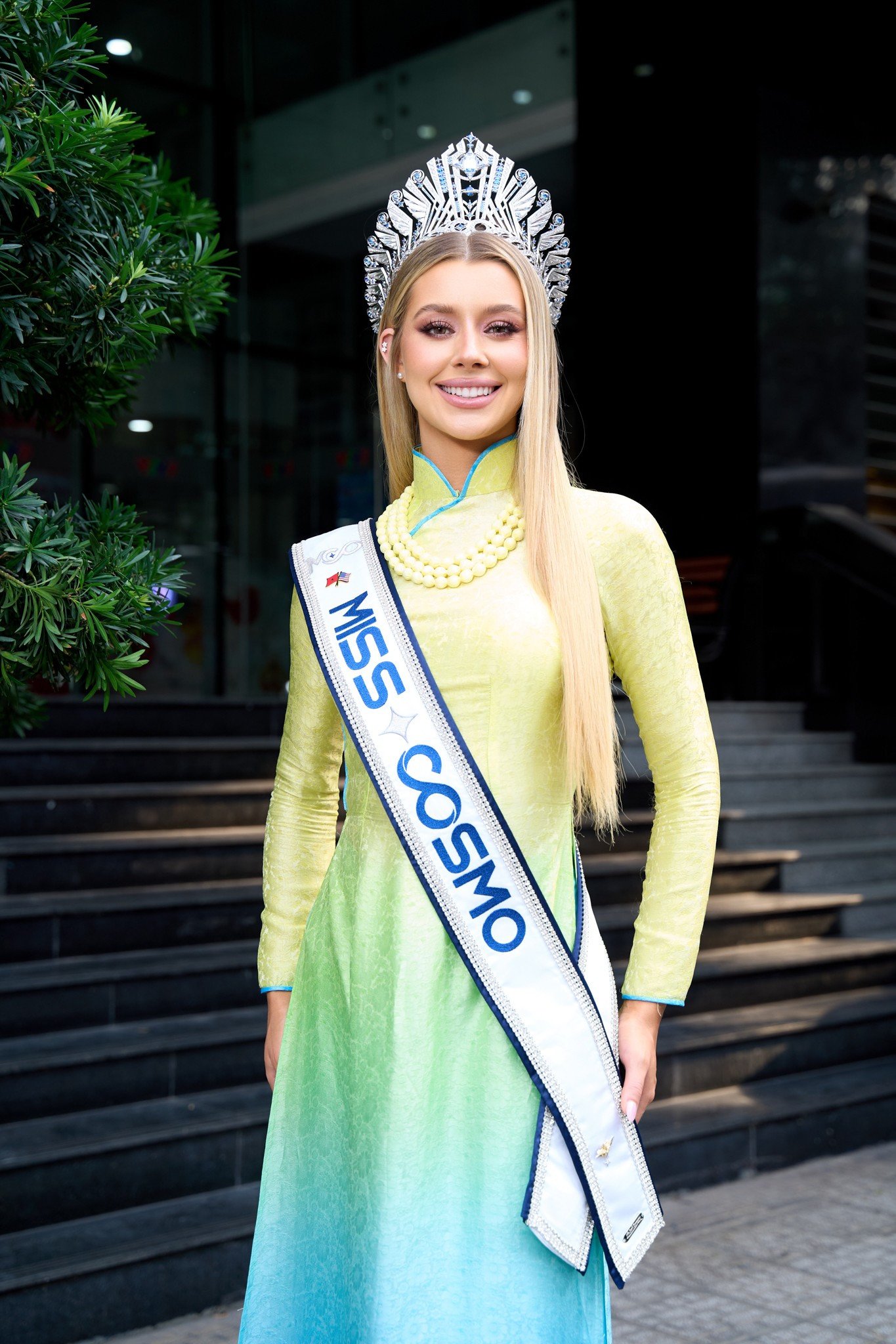 Chia sẻ với truyền thông sau khi đăng quang Miss Cosmo 2025, Yolina Lindquist nói: "Tôi trân trọng chiếc vương miện mà giám khảo trao cho, đồng thời biết ơn khán giả, nhất là fan Việt bởi đã mọi người đã dành cho tôi tình yêu thương trong nhiều tháng qua".