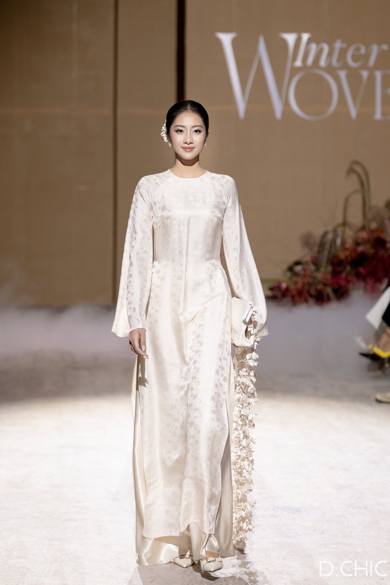 Hoa hậu Hà Trúc Linh diện áo dài với họa tiết ý nghĩa tại các sự kiện cuối năm - 2