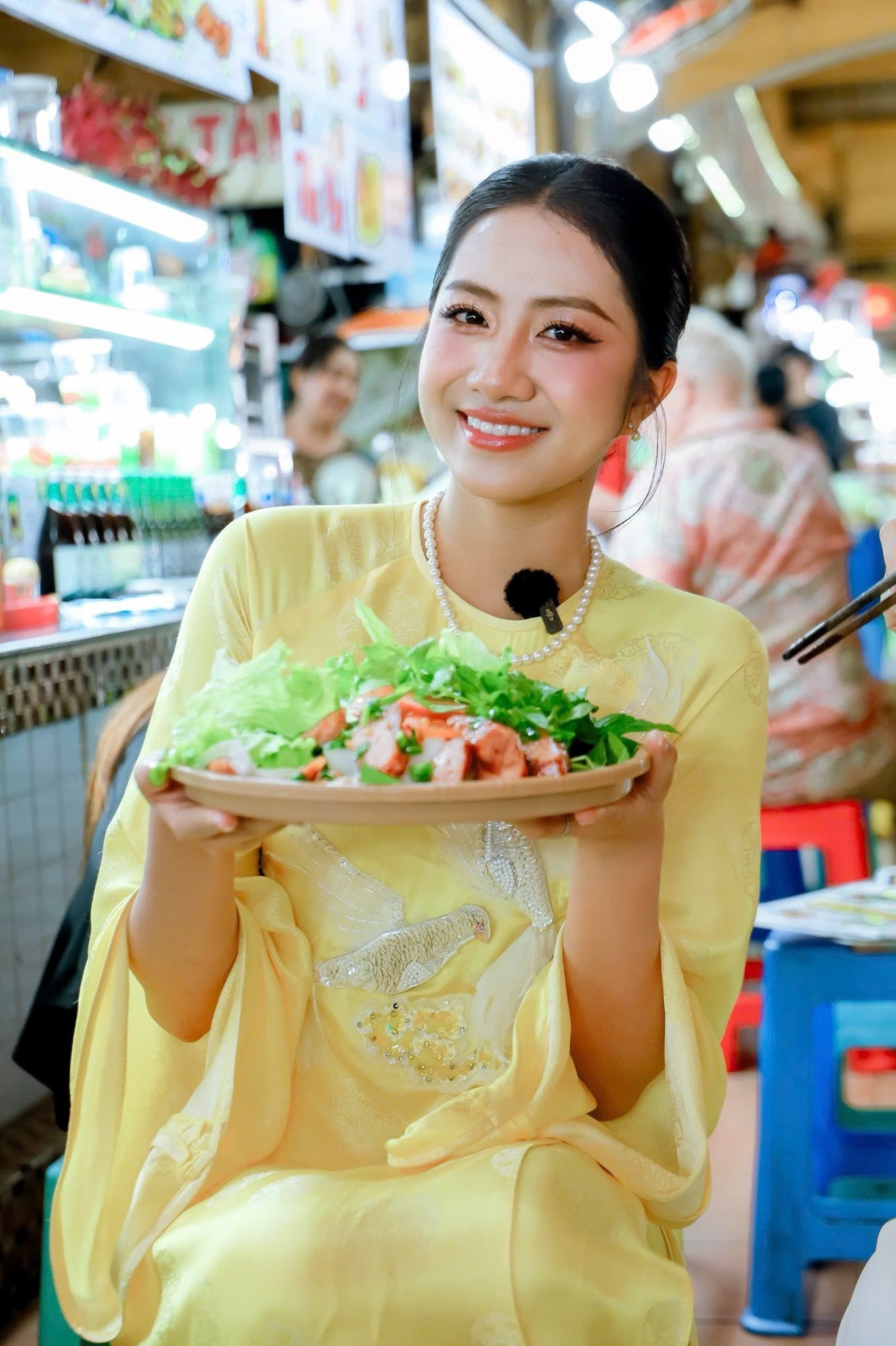 Hoa hậu Hà Trúc Linh diện áo dài với họa tiết ý nghĩa tại các sự kiện cuối năm - 8