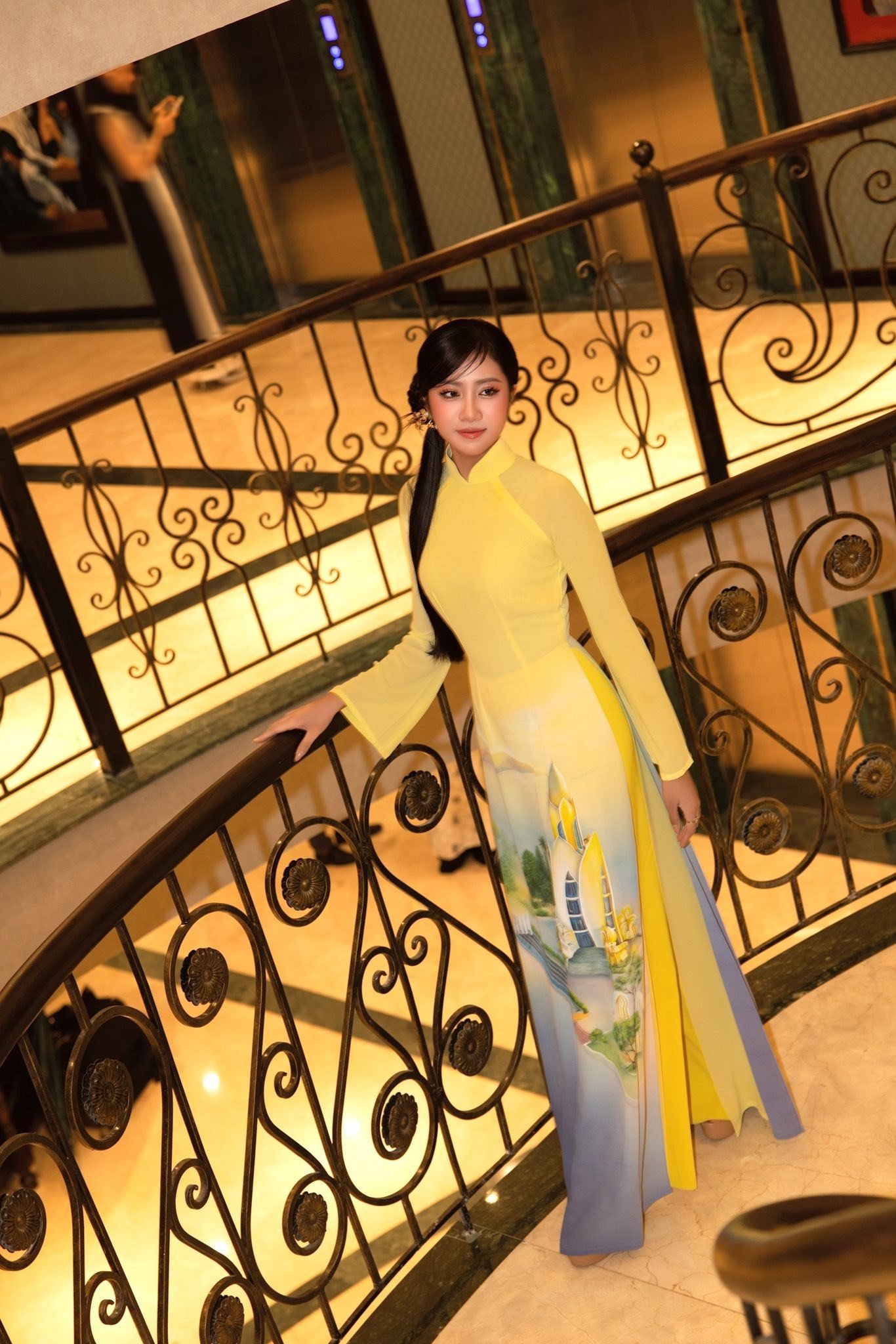 Hoa hậu Hà Trúc Linh diện áo dài với họa tiết ý nghĩa tại các sự kiện cuối năm - 9