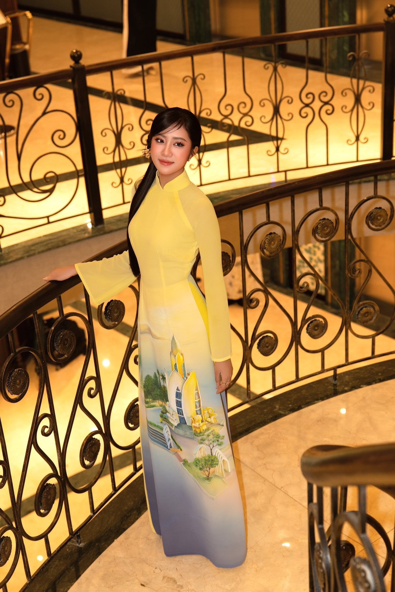 Hoa hậu Hà Trúc Linh diện áo dài với họa tiết ý nghĩa tại các sự kiện cuối năm - 10