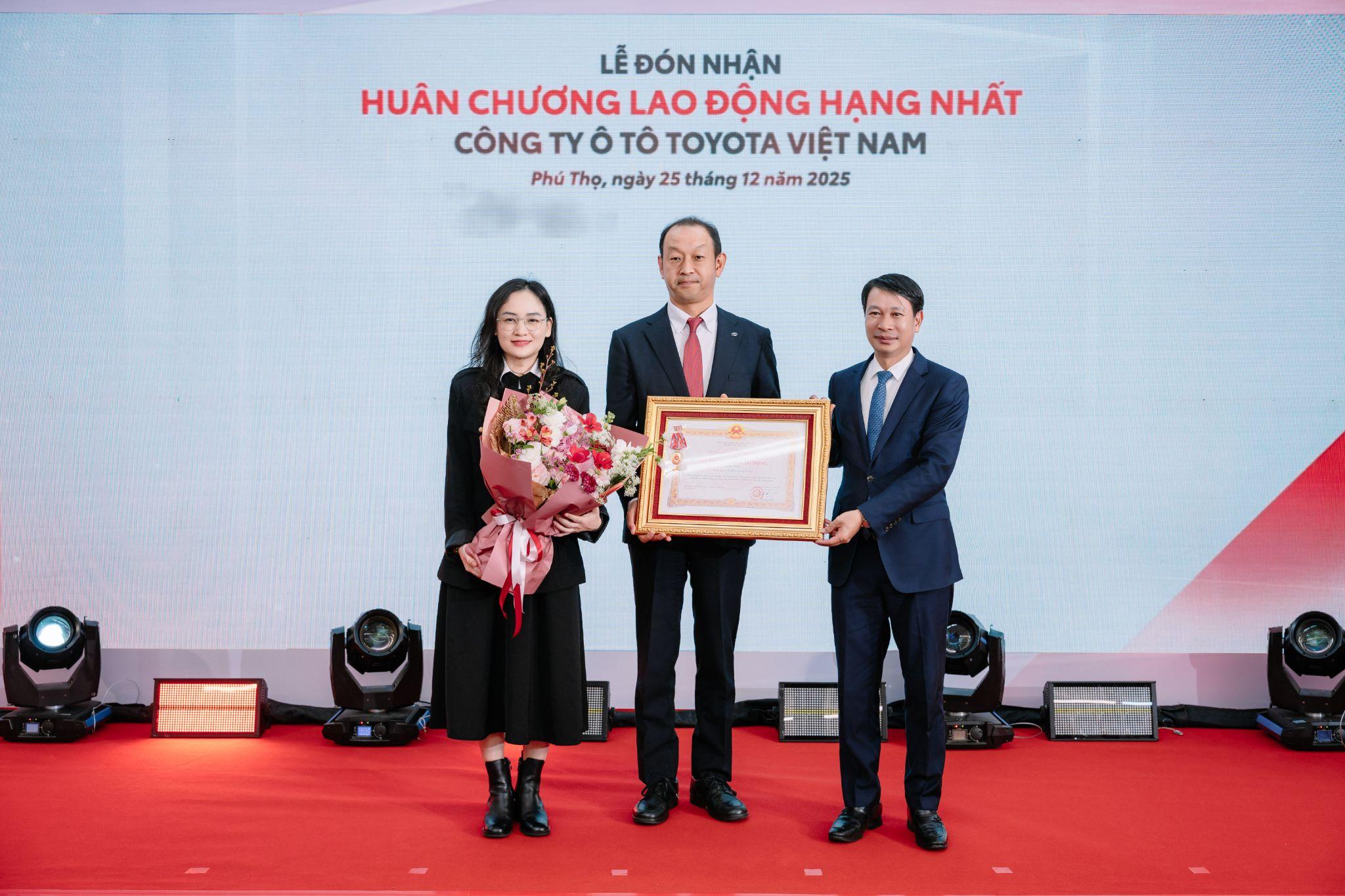 Toyota đón nhận Huân chương Lao động hạng Nhất.