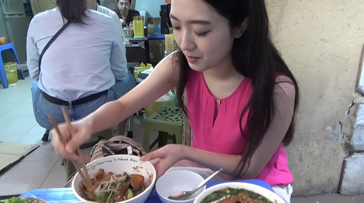 Hannah trải nghiệm vài món ăn từ cá tại một quán địa phương nằm trong ngõ Trung Yên