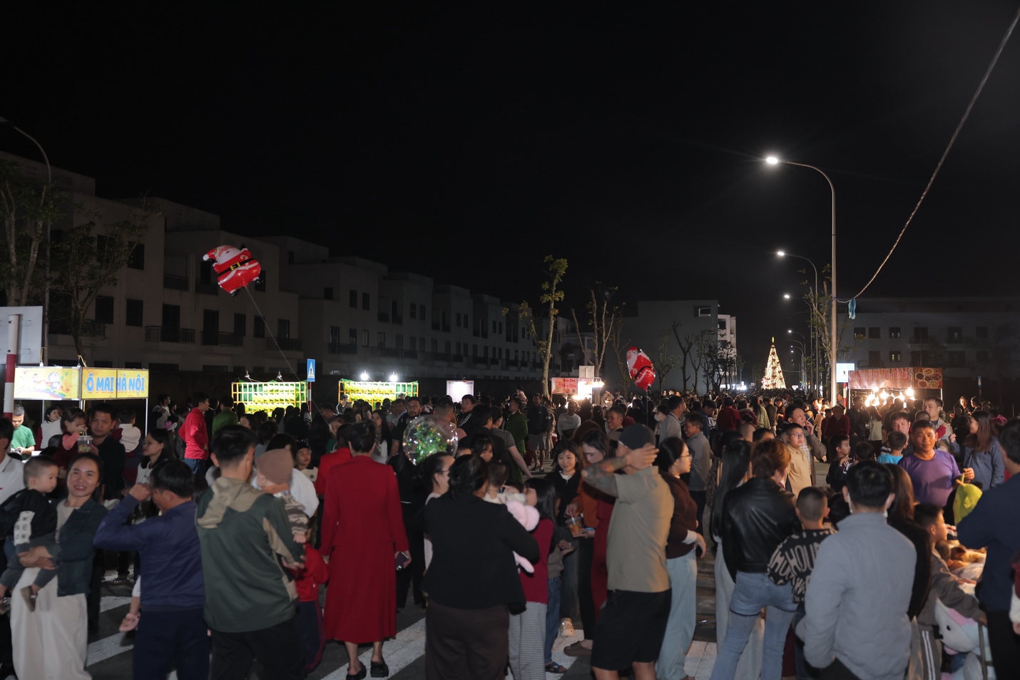 Khu vực trải nghiệm ẩm thực thu hút khách hàng, đặc biệt vào khung giờ tối. Sự kết hợp giữa lễ hội, ẩm thực, giải trí đang cho thấy tiềm năng hình thành các tuyến phố sinh hoạt ban đêm tại đô thị mới.