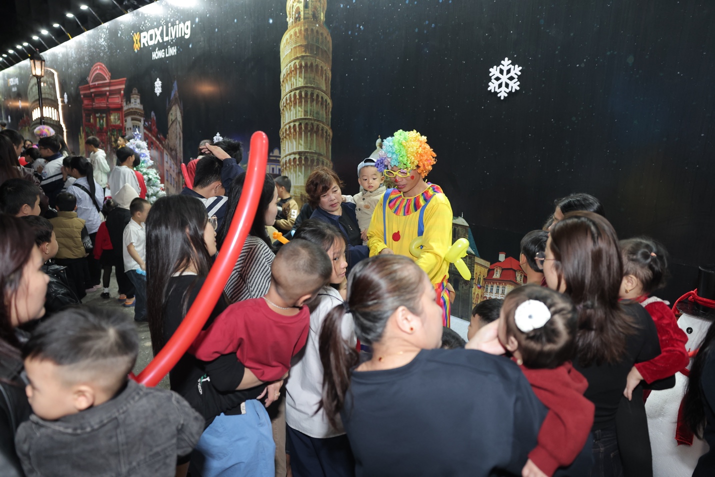 Từ xiếc nghệ thuật, ảo thuật, chú hề vặn bóng đến các tiết mục âm nhạc đường phố, lễ hội diễn ra liên tục trong hai ngày 22–23/12, tạo nhịp sinh hoạt sôi động hiếm thấy tại khu vực trung tâm Hồng Lĩnh.