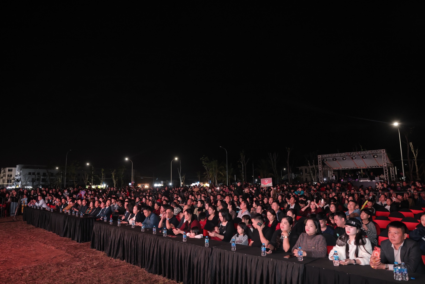 Đại nhạc hội diễn ra từ 19h trở thành sự kiện chính thu hút đông đảo người dân khu vực tập trung về khu đô thị ROX Living Hồng Lĩnh.