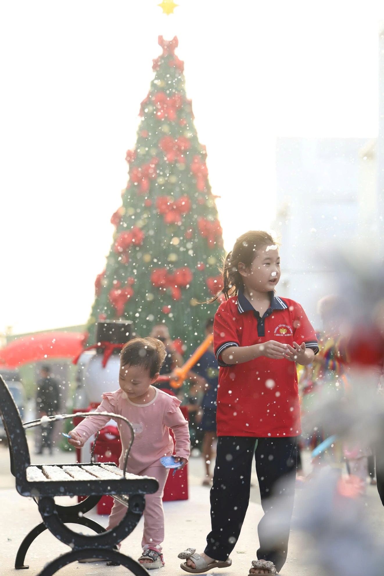 Khoảnh khắc tuyết nhân tạo rơi giữa lòng đô thị khiến nhiều em nhỏ thích thú. Những trải nghiệm mang tính biểu tượng này cho thấy nỗ lực của ban tổ chức trong việc đưa một mùa Giáng sinh đúng nghĩa đến với người dân địa phương.