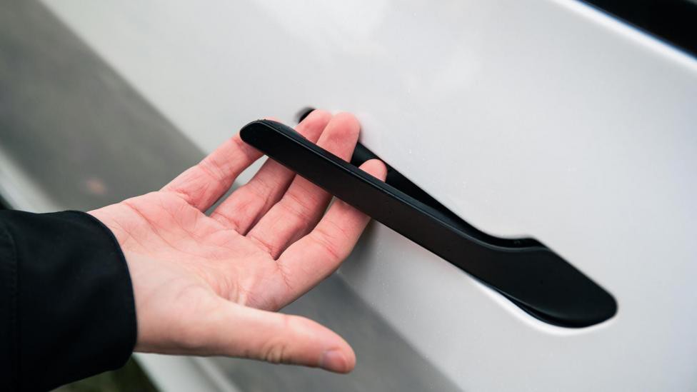 Tay nắm cửa bên ngoài phải đảm bảo đủ không gian thao tác và hoạt động bình thường.