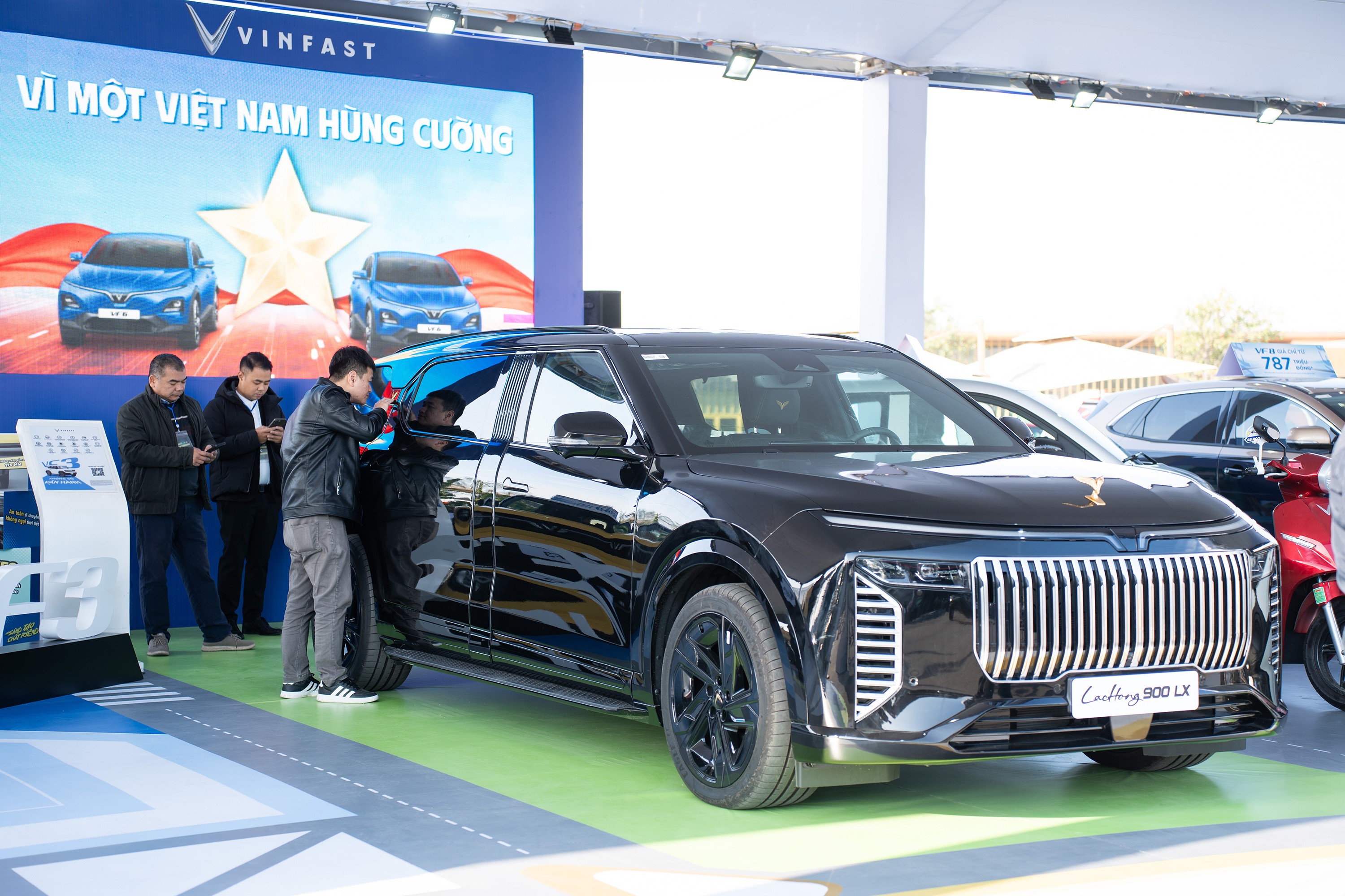 Mẫu Lạc Hồng 900 LX là tâm điểm được nhiều người tham quan&nbsp;nhắc đến.&nbsp;