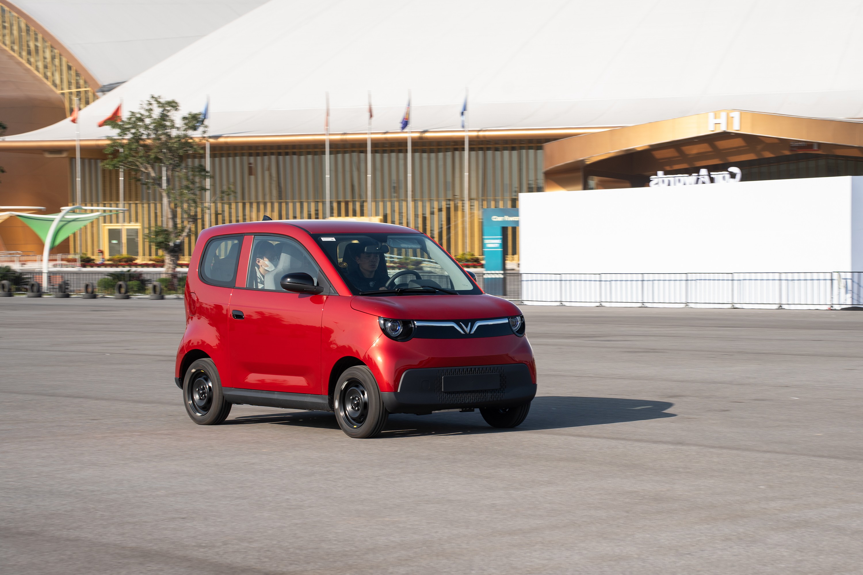 Xe điện mới VinFast Minio Green đang được khách hàng chạy thử.