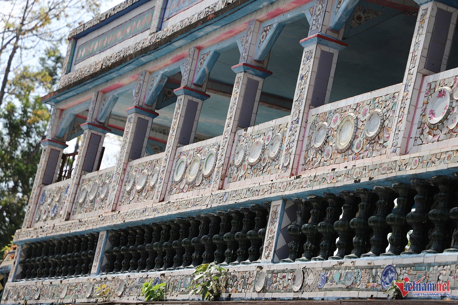 Các mảng tường, hàng rào được ốp bằng những mảnh chén, đĩa vỡ, gạch men với đủ màu sắc