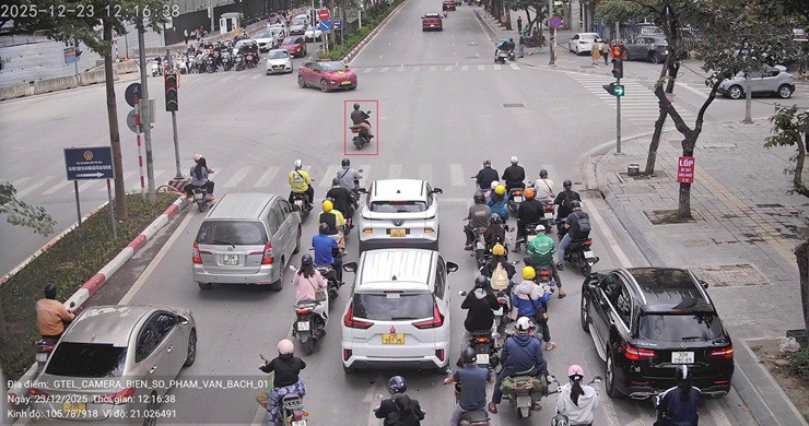 Một xe máy vượt đèn đỏ được camera AI phát hiện (Ảnh: Cục Cảnh sát giao thông).
