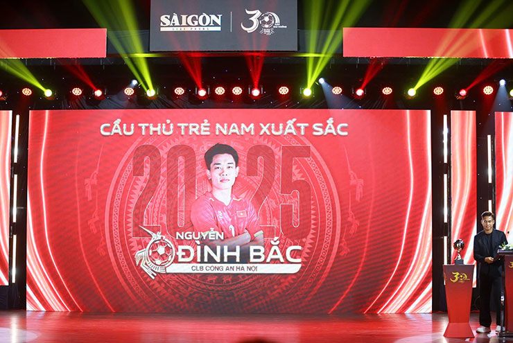 Đình Bắc đoạt Quả bóng Bạc & giải Nam cầu thủ trẻ hay nhất