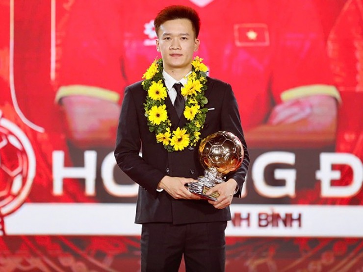 Hoàng Đức xúc động nhận Quả bóng vàng Việt Nam, hết lời khen Đình Bắc