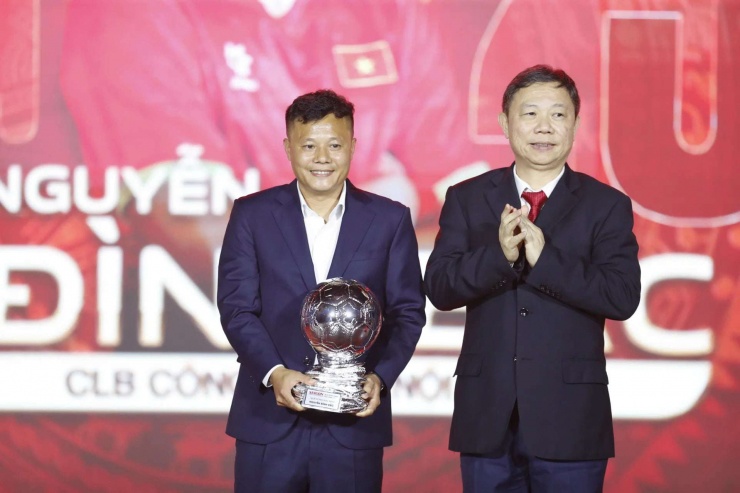 HLV Phạm Thành Lương đại diện nhận danh hiệu Quả bóng bạc thay cho Nguyễn Đình Bắc.