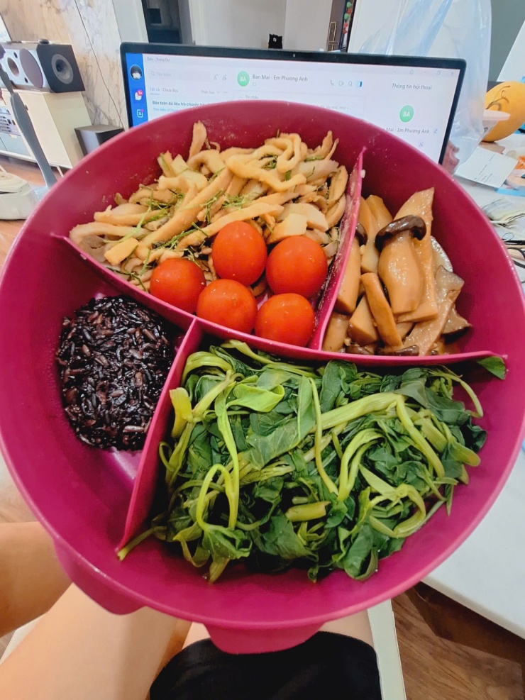 Tự nấu cơm mang đi làm, mẹ 8X giảm 15 kg sau 9 tháng - 1