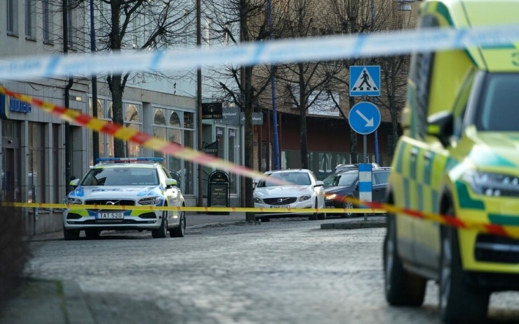 Hiện trường vụ tấn công bằng dao ở Thụy Điển. Ảnh: Reuters.