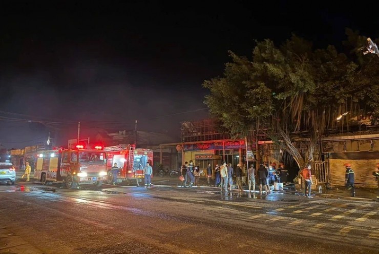 NÓNG: Cháy nhà giữa đêm khuya, 4 người trong gia đình tử vong