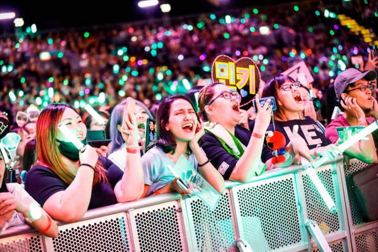 Fan Kpop không tiếc tiền chi cho thần tượng.