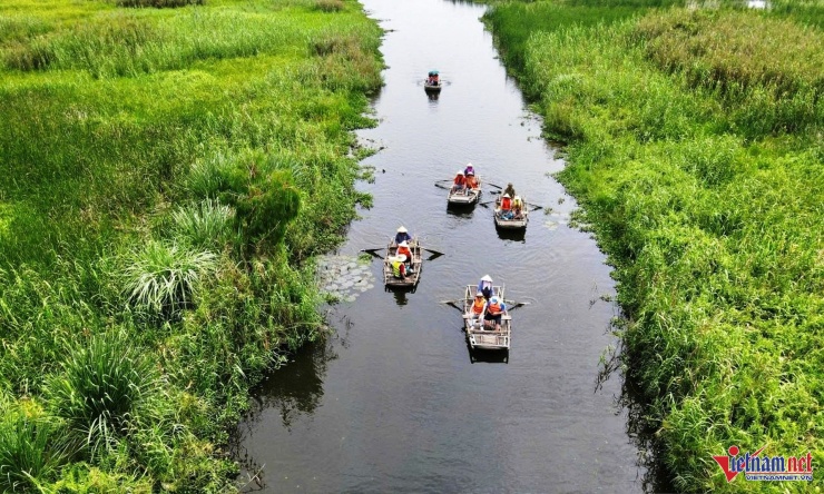 Đây là vùng đất hoang sơ, non nước mênh mông rộng lớn thu hút lượng lớn khách du lịch