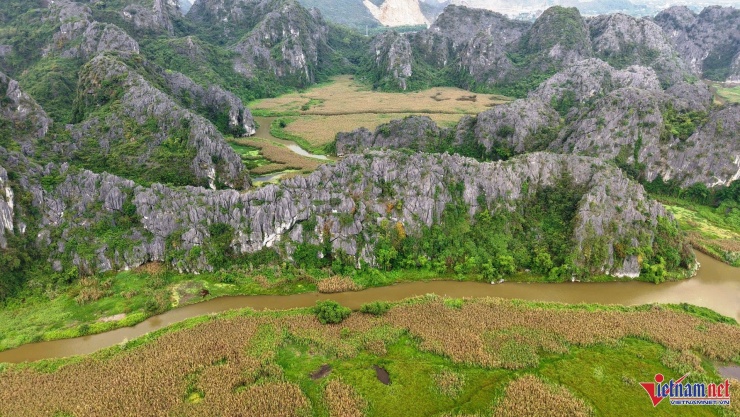 Nơi đây có diện tích khoảng 3.000ha, trong đó 3/4 diện tích là núi đá, 1/4 diện tích là đất ngập nước