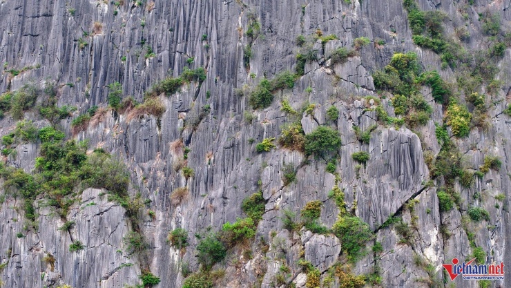 Núi có tên gọi Mèo Cào bởi từ trên đỉnh núi xuống dưới chân có những vết xước trên đá như những vết cào của mèo