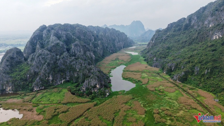 Núi Mèo Cào cao khoảng 150-200m, nằm độc lập như một hòn đảo với diện tích ngập nước bao quanh là điểm nhấn ở Vân Long