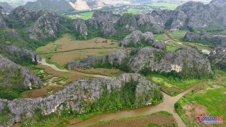 Nơi đây được Kỷ lục Việt Nam ghi nhận là "Nơi có bức tranh tự nhiên lớn nhất Việt Nam"