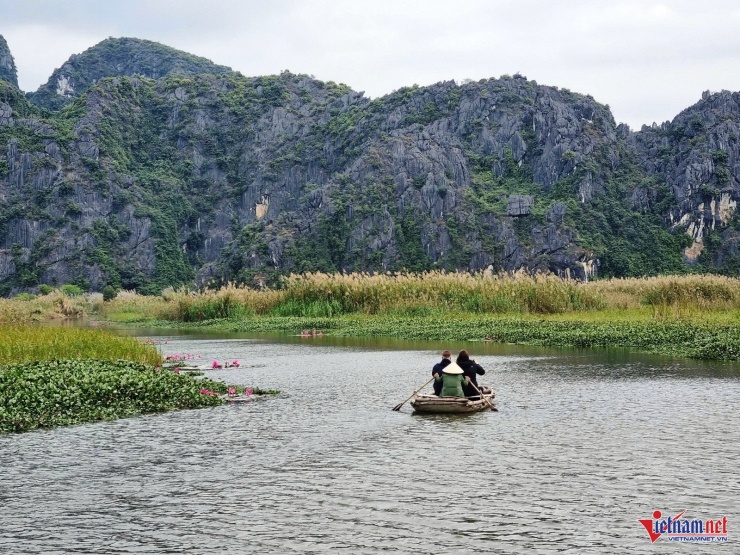 Ngồi thuyền, du khách cảm nhận được không gian vô cùng thư giãn và yên bình