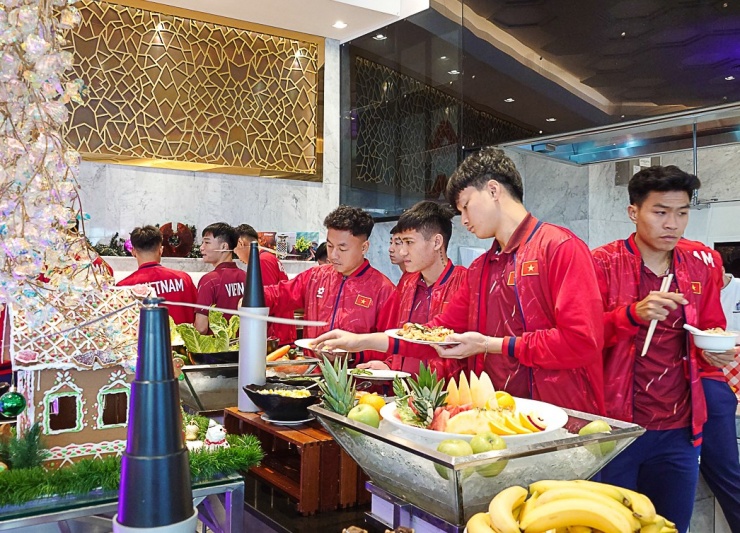 Các cầu thủ tranh thủ dùng bữa và lên phòng nghỉ ngơi hồi phục