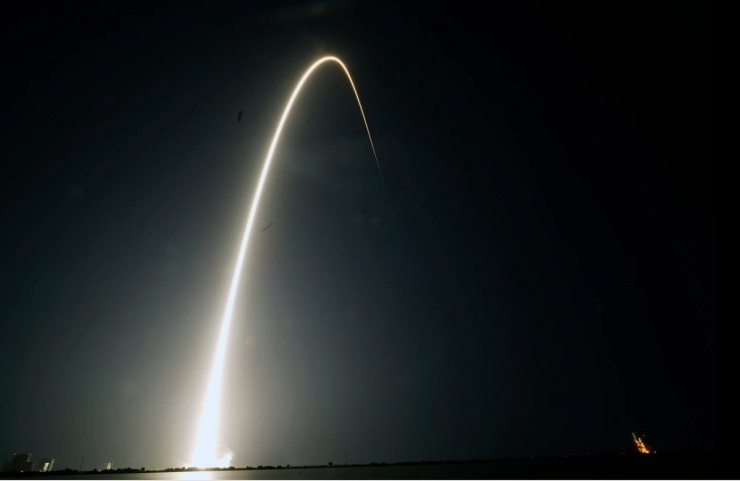 Vệ tinh Falcon 9 của SpaceX đưa 60 vệ tinh Starlink lên quỹ đạo ngày 28/4/2021. (Ảnh: AP)