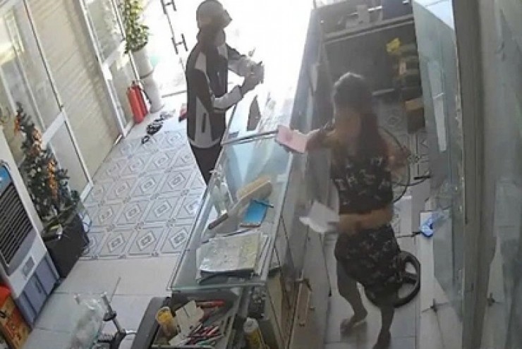 Video đối tượng vờ mua hàng để cướp iPhone 15 Pro Max