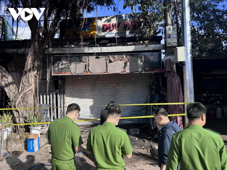 Do cửa cuốn mất điện không mở được khiến các nạn nhân không thể thoát ra ngoài.