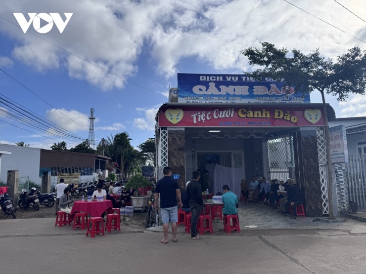 Đại diện chính quyền địa phương đã đến thăm hỏi, động viên, chia buồn cùng gia đình các nạn nhân.