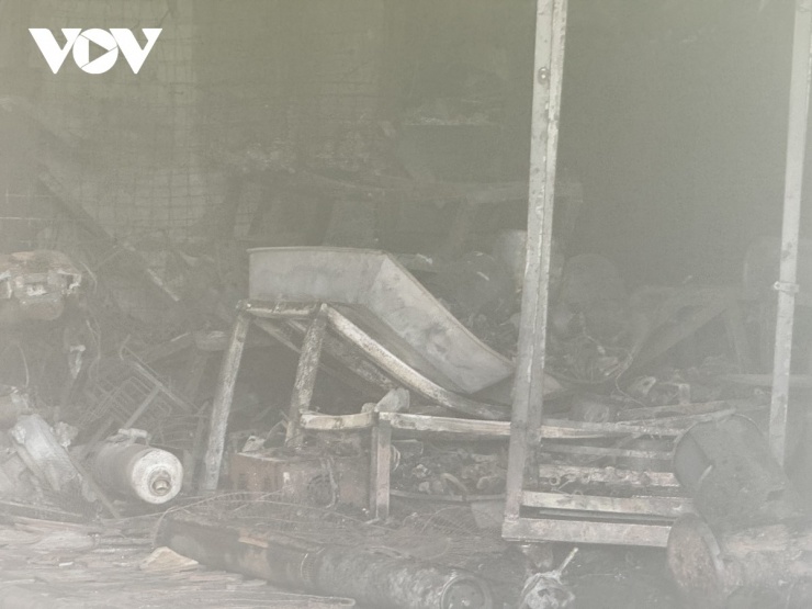 Các vật dụng đồ điện bị thiêu rụi.