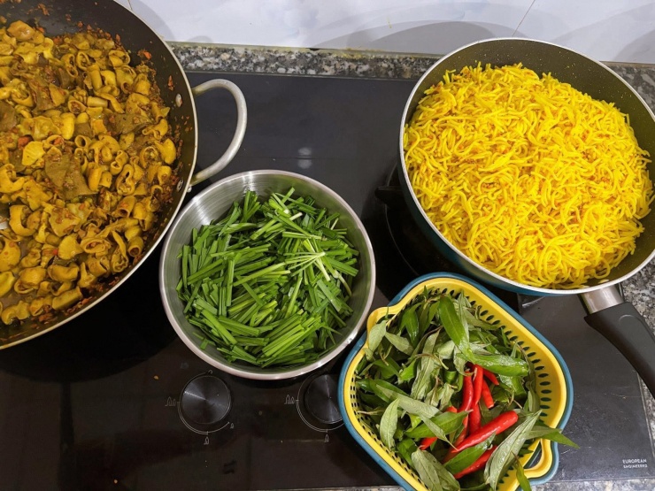 Các nguyên liệu chế biến món bún lòng xào nghệ. Ảnh: Dân dã miền quê