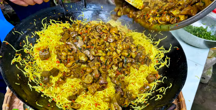 Ngoài thưởng thức tại Huế, du khách có thể tham khảo cách làm và tự chế biến món đặc sản này tại nhà. Ảnh: Dân dã miền quê