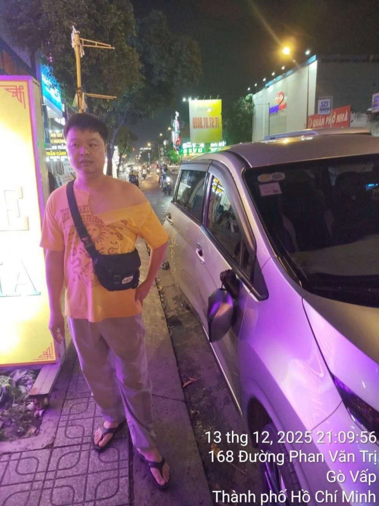 Nam tài xế bị xé rách áo và kính ô tô bị đập phá. Ảnh: NDCC