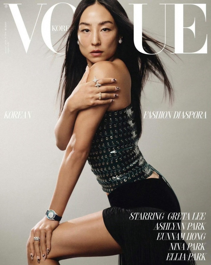 Chiếc corset đính kim loại mang tinh thần vị lai, tựa như "áo giáp mềm", vừa bảo vệ vừa khẳng định sức mạnh của người phụ nữ hiện đại.