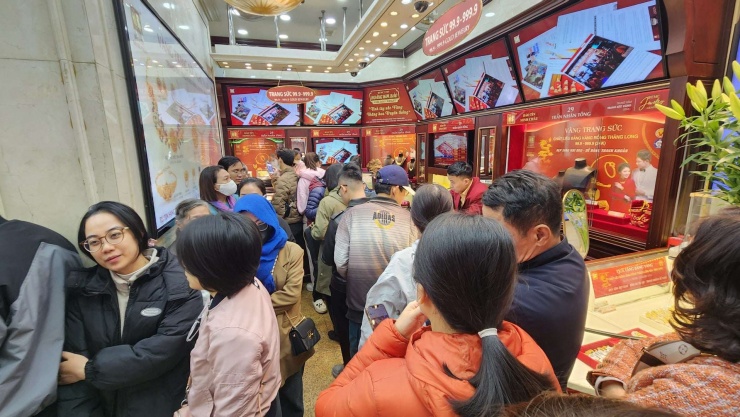 Người mua vàng xếp hàng chật kín cơ sở Bảo Tín Minh Châu trong ngày 27/12. Ảnh: Thái Nguyễn