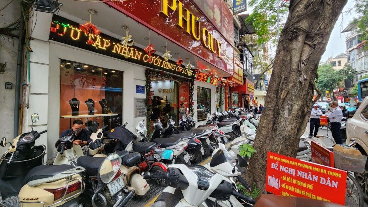 Cửa hàng Phú Quý cũng đón nhận số lượng lớn người dân đến giao dịch vàng.&nbsp;Ảnh: Thái Nguyễn