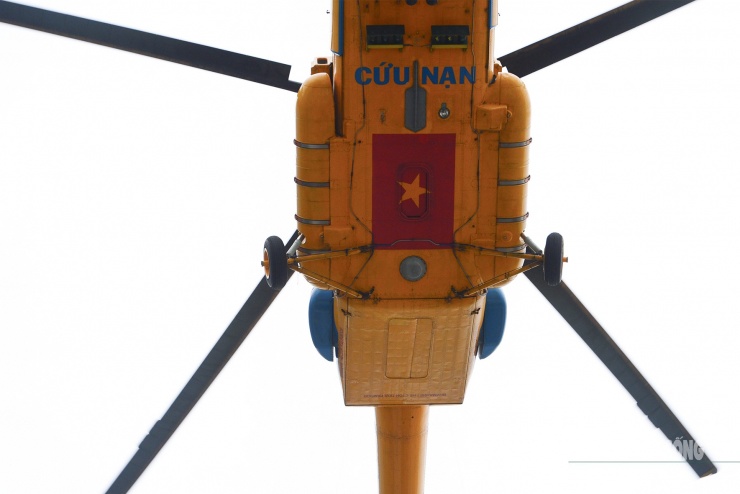 Cận cảnh bụng trực thăng “cứu nạn” với dòng chữ CỨU NẠN và quốc kỳ, lơ lửng trên khu vực diễn tập.